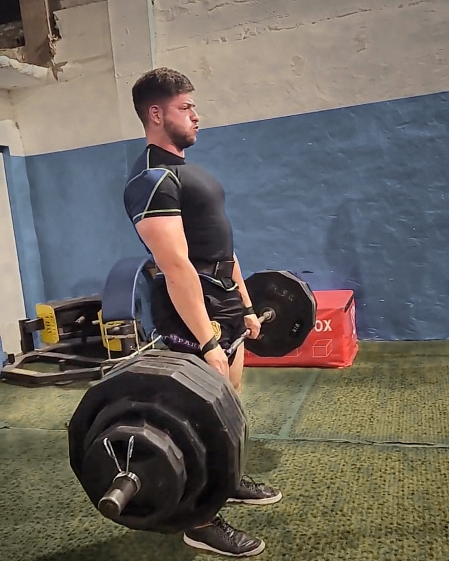 Ulises Bernasconi haciendo peso muerto con una barra cargada en el gimnasio